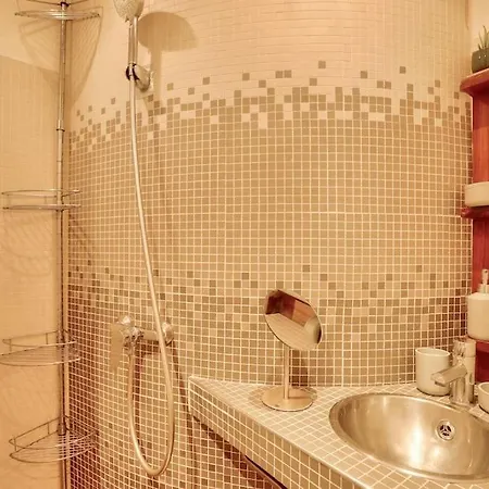 Lovely 1 Bedroom Flat Near Colonel Fabien Metro Station アパート